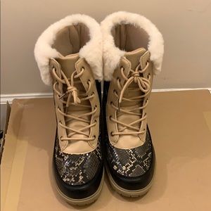 Snow boots snake print with fur.